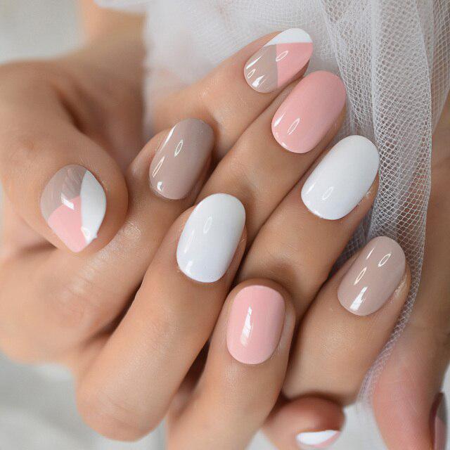 White Cloud Oval Fake Nails